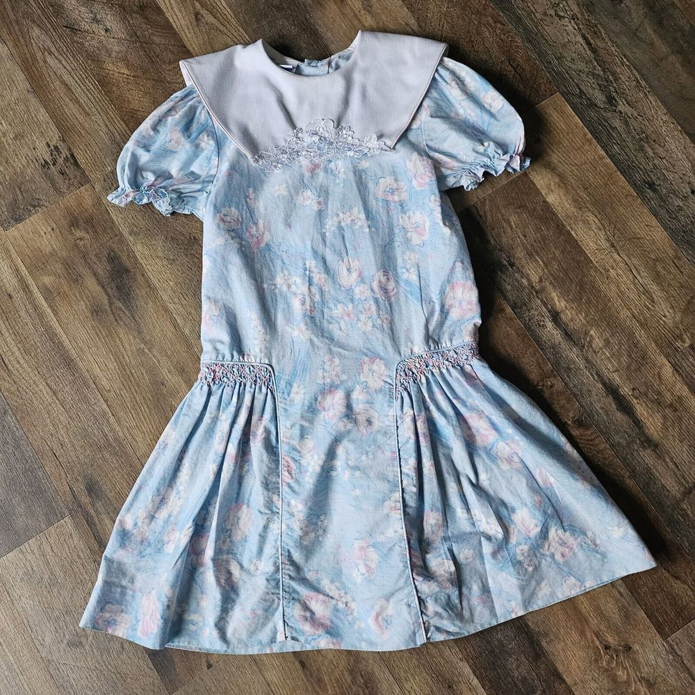 Vintage Polly Finders Dress Beautifully maintained floral dress with a white